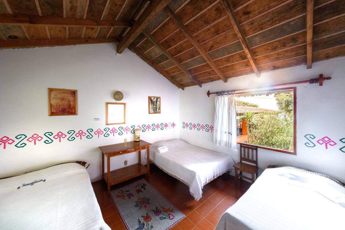 Habitación con 2 camas matrimoniales y 1 individual
